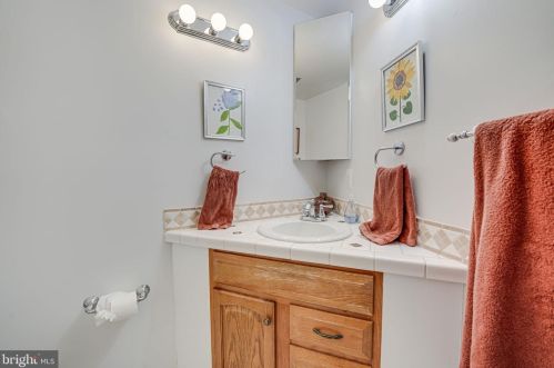 2100 Whisperwood Gln Ln, Herndon VA  20191-4117 exterior