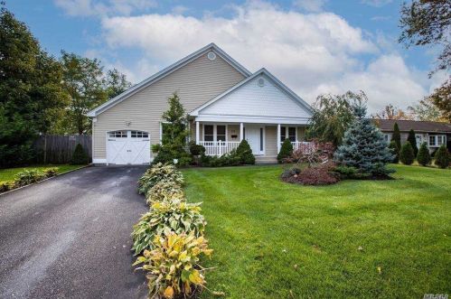 32 Tamarack St, Central Islip, NY 11722-4730