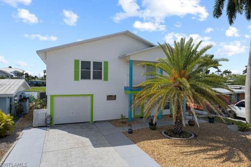 2572 2nd St, Cape Coral, FL 33993-9760