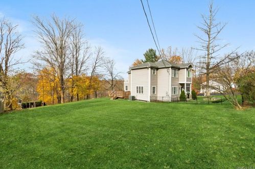 5 Parkway Dr, Yorktown Hgts, NY 10598-6406