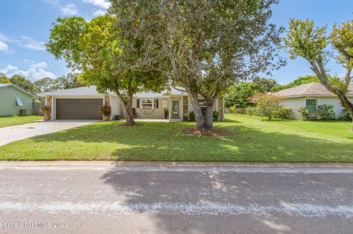 121 Harris Dr, Sebastian, FL 32958-5216