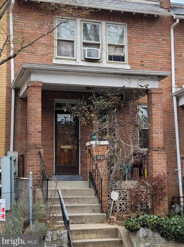 1832 Bay St, Washington, DC 20003-2509