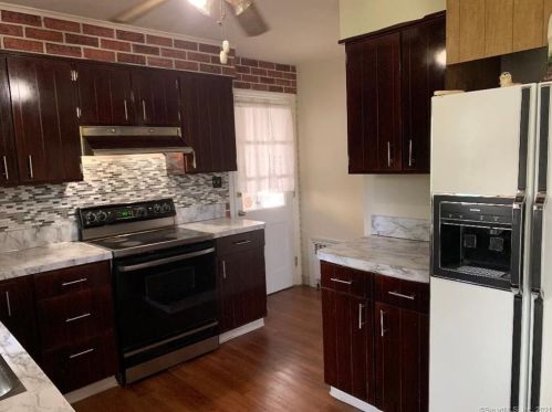 61 Hallock St, Waterbury, CT 06706-2509