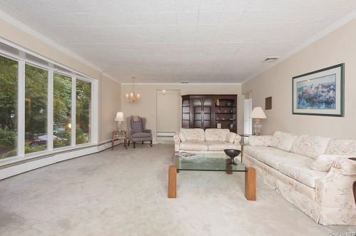 8 Fulop Ln, Mahopac, NY 10541-2709