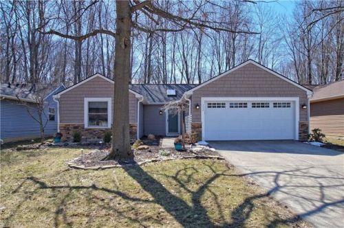 230 Maplelawn Dr, Berea, OH 44017-2815