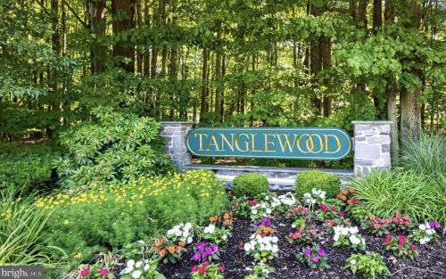 1556 Willow Pond Dr, Yardley, PA 19067-5796