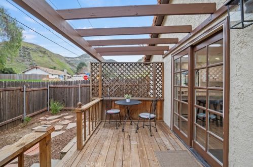 30807 Arlington St, Santa Clarita CA  91384-2453 exterior