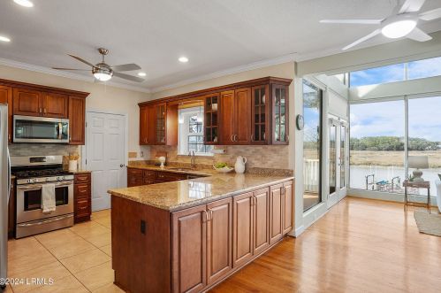1089 Otter Cir, Beaufort SC  29902-5861 exterior