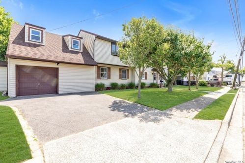 165 Inlet Dr, North Lindenhurst, NY 11757-6809