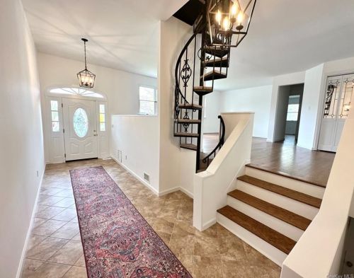 2856 Brookfield Dr, Yorktown Hgts NY  10598-2402 exterior