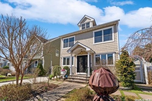 190 Campbell Ave, Williston Park, NY 11596-1017