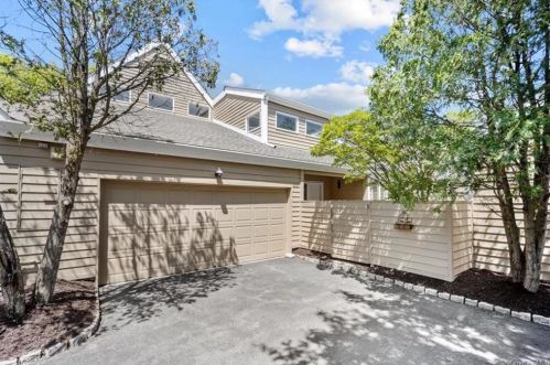 215 Aspen Ter, Poughkeepsie, NY 12601-4850