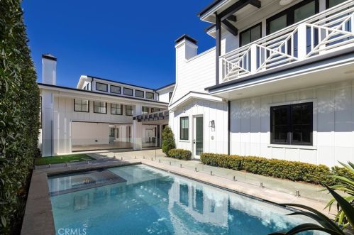 320 Fullerton Ave, Newport Beach CA  92663-5117 exterior