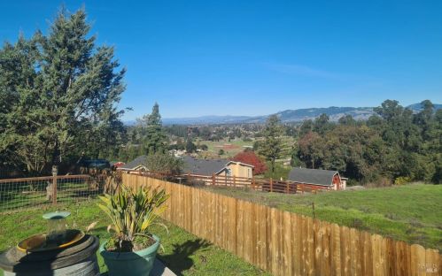 9640 Lau Ln, Penngrove, CA 94951-9620