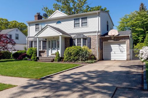 15 Birch Ln, New Hyde Park, NY 11040-3301