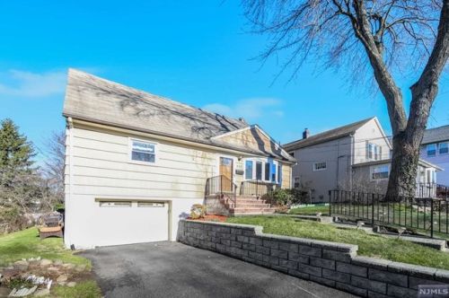 525 Oritani Pl, Teaneck NJ  07666-1637 exterior