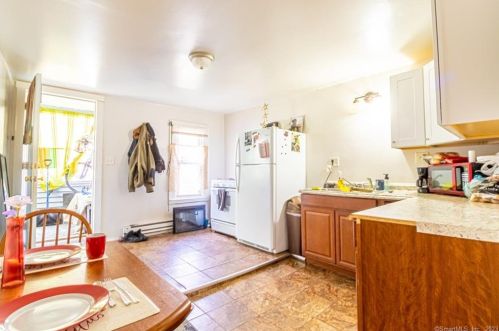 28 Oak St, Norwich CT  06360-5111 exterior