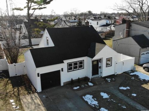 3666 Stokes Ave, Bethpage, NY 11714-4132