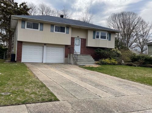 85 Yale Ave, Oakdale, NY 11769-1516