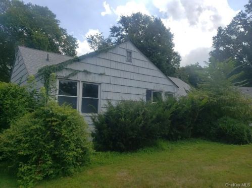 19 Beverly Rd, New Rochelle, NY 10804-1702