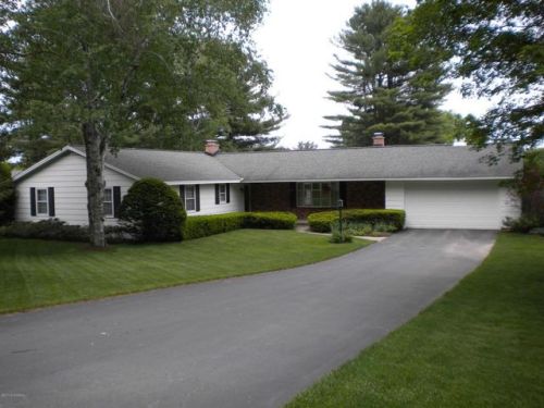 2 Orchard Dr, Glens Falls, NY 12804-1308