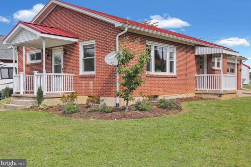 1 Arlington Dr, Dauberville PA  exterior