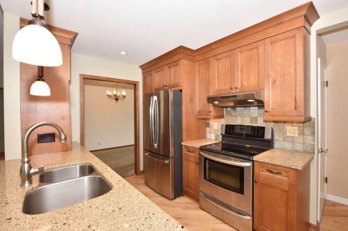 2101 Glen Oaks Ln, Thiensville, WI 53092-2907