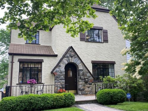 32 Harding Pkwy, Mount Vernon, NY 10552-1914