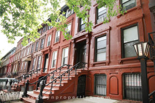24 Hart St, Brooklyn, NY 11206-6402
