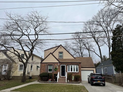 31 Woods Ave, East Rockaway, NY 11518-1146