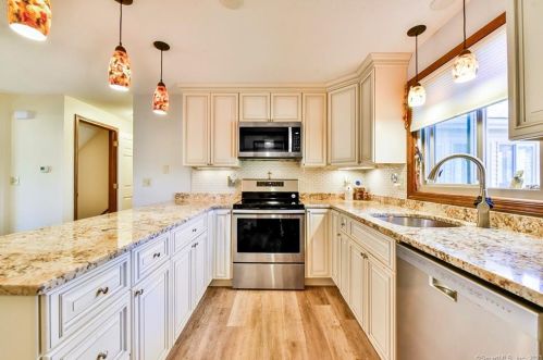 11 Bobby Ln, Manchester, CT 06040-6711