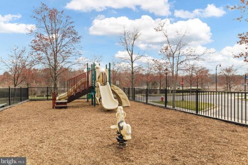 43589 Mcdowell Sq, Leesburg VA  20176-6528 exterior