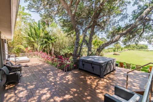 5148 31st Ave, Saint Petersburg FL  33707-5600 exterior
