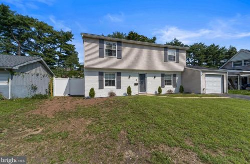 97 Shawmont Ln, Willingboro, NJ 08046-1033