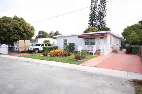 318 45th St, Hialeah, FL 33013-1830