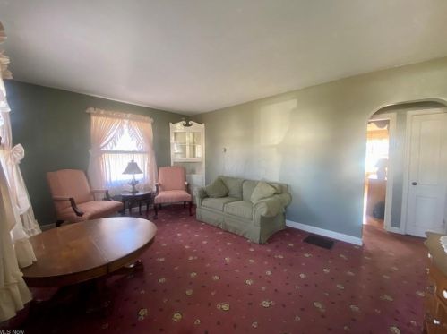 2208 Myrtle Ave, Zanesville, OH 43701-2039