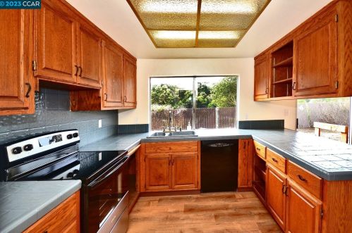 3242 Estates Ave, Pinole, CA 94564-1532