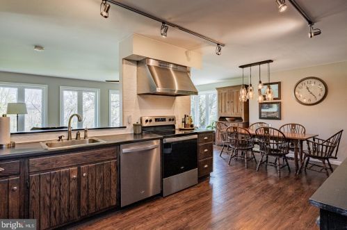 1433 Wind Hill Rd, Coopersburg, PA 18036-3206