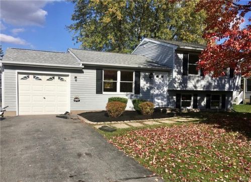 6188 Palisades Dr, Cicero, NY 13039-9202