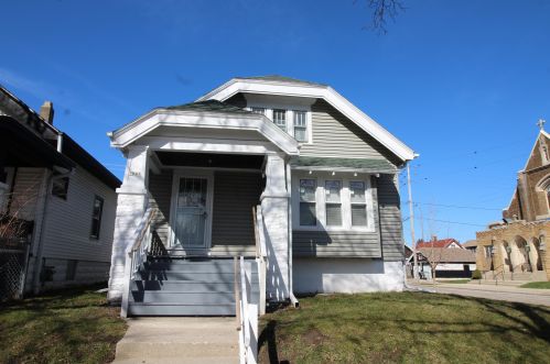 3641 21st St, Milwaukee, WI 53206-1811