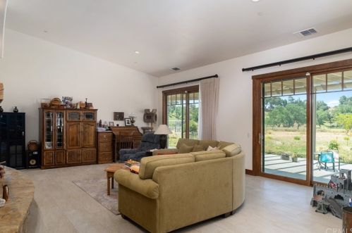 590 Championship Ln, Templeton CA  93465-5138 exterior