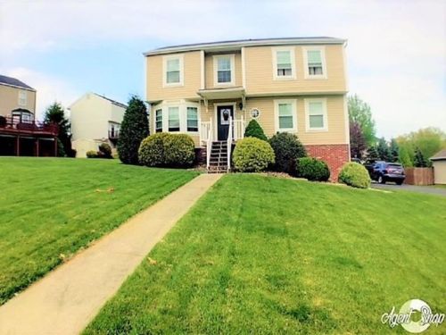 7203 Green Meadow Dr, Imperial, PA 15126-9275