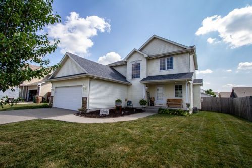 704 Cleveland Ave, Bondurant, IA 50035-2132