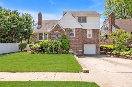 8 Acorn Rd, East Rockaway NY  11518-2103 exterior