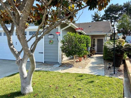 1290 Longfellow Rd, Vista, CA 92081-9064
