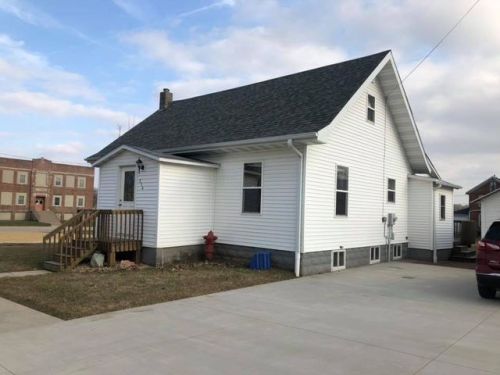 214 Mary St, Earlville, IA 52041-2571