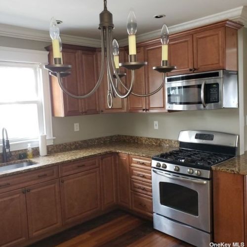 159 4th St, North Lindenhurst, NY 11757-3727