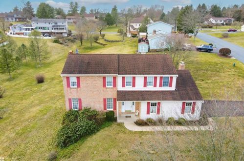 4750 Welby Dr, Schnecksville, PA 18078-2347