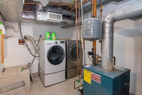 13 Harvey Rd, Londonderry NH  03053-7412 exterior