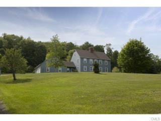 69 Nonnewaug Rd, Woodbury CT  06798-1826 exterior